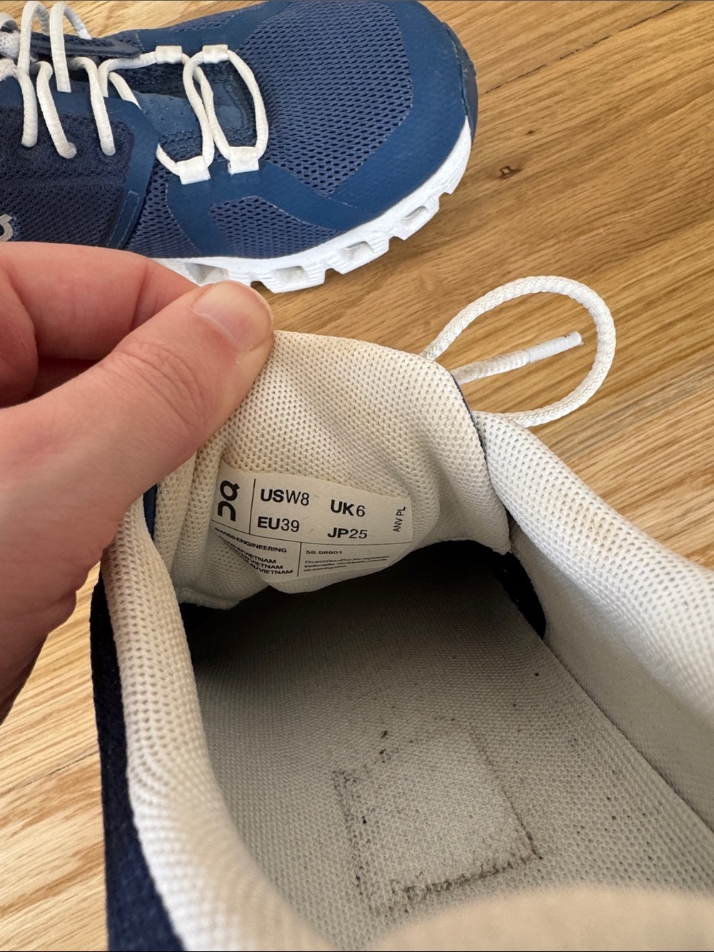 On Running Cloud 5 🥏 Sneakers in Navy and White size 7 - Picture 6 of 6